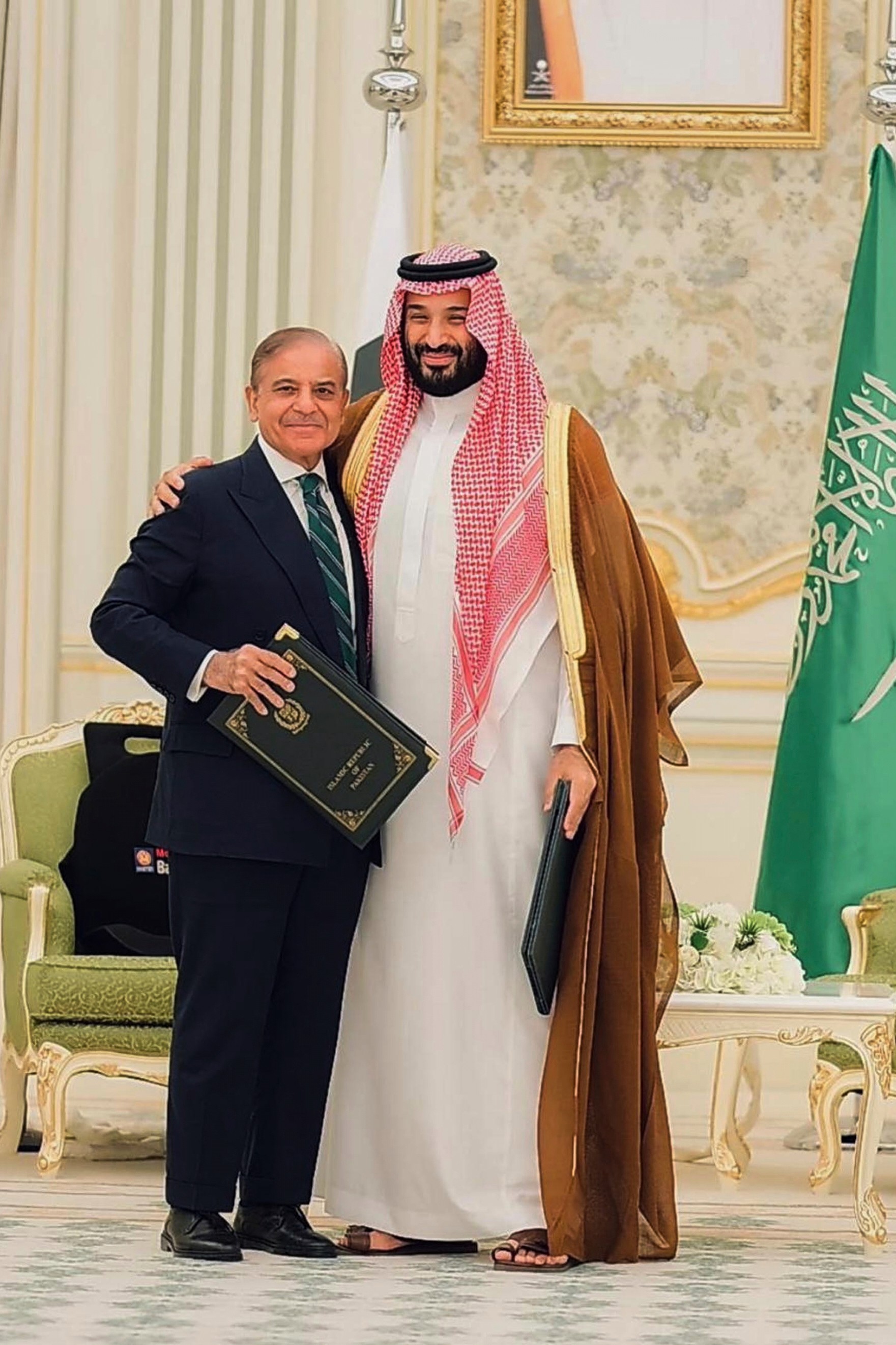 Saudskoarabský korunný princ Muhammad bin Salmán a pakistanský premiér Šáhbáz Šaríf.