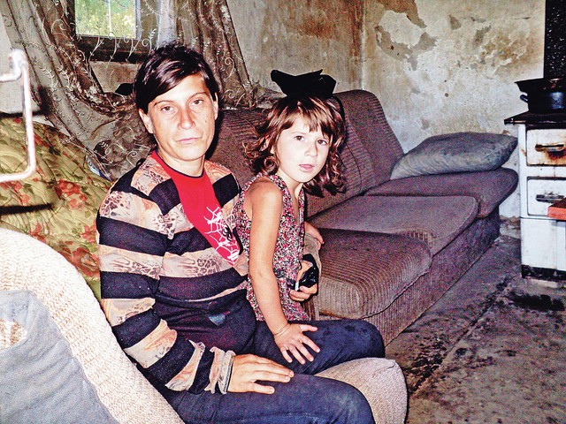 U kući nema vode, mama Tijanu kupa u koritu, u jednoj sobi koju imaju