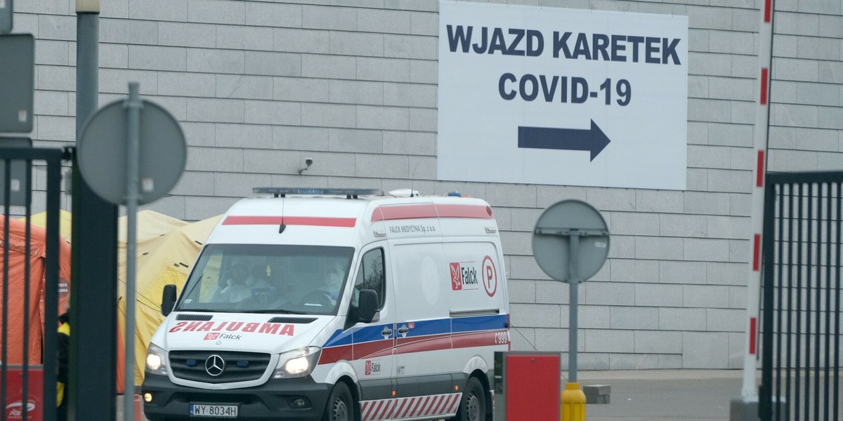 Z powodu koronawirusa w szpitalach przebywają 22 643 osoby, u których potwierdzono zakażenie, zaś 2135 z nich jest podłączonych do respiratorów.