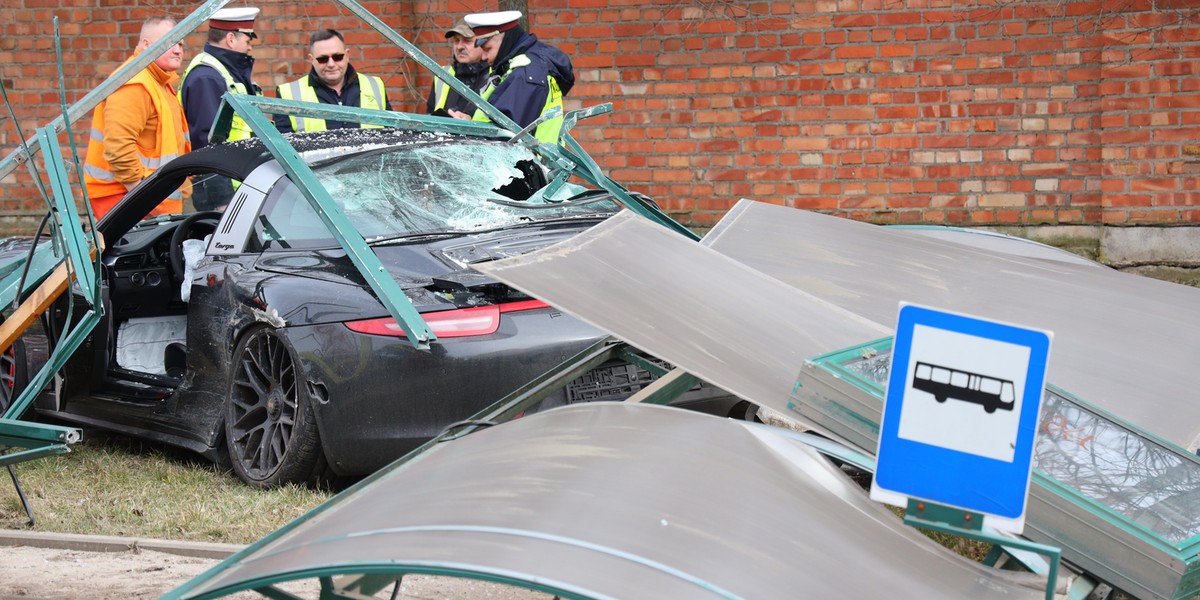 Łódź, wypadek na Bałutach. Porsche ścięło przystanek MPK