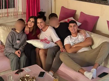 PALO POMIRENJE! Zlata Petrović sa SNAJKOM Enom proslavlja Božić u domu - pozirale iz više uglova k'o drugarice! (FOTO) 