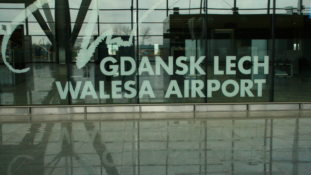 Funkcjonariusze zostali wezwani na pokład samolotu, który chwilę wcześniej wylądował na gdańskim lotnisku. Chodziło o dwóch agresywnych mężczyzn, pasażerów lotu z Londynu.