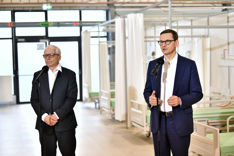 Premier Mateusz Morawiecki (P) i wojewoda dolnośląski Jarosław Obremski (L) podczas konferencji prasowej w szpitalu tymczasowym we Wrocławiu (06.11.2021)