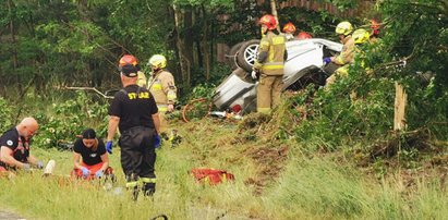 Tragedia w Boże Ciało. BMW roztrzaskało się na drzewie. Nie żyje dwóch młodych mężczyzn, kobieta trafiła do szpitala