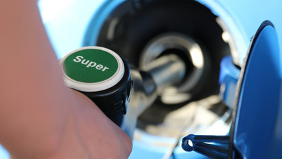 Jó hír az autósoknak: ennyivel csökken a benzinár