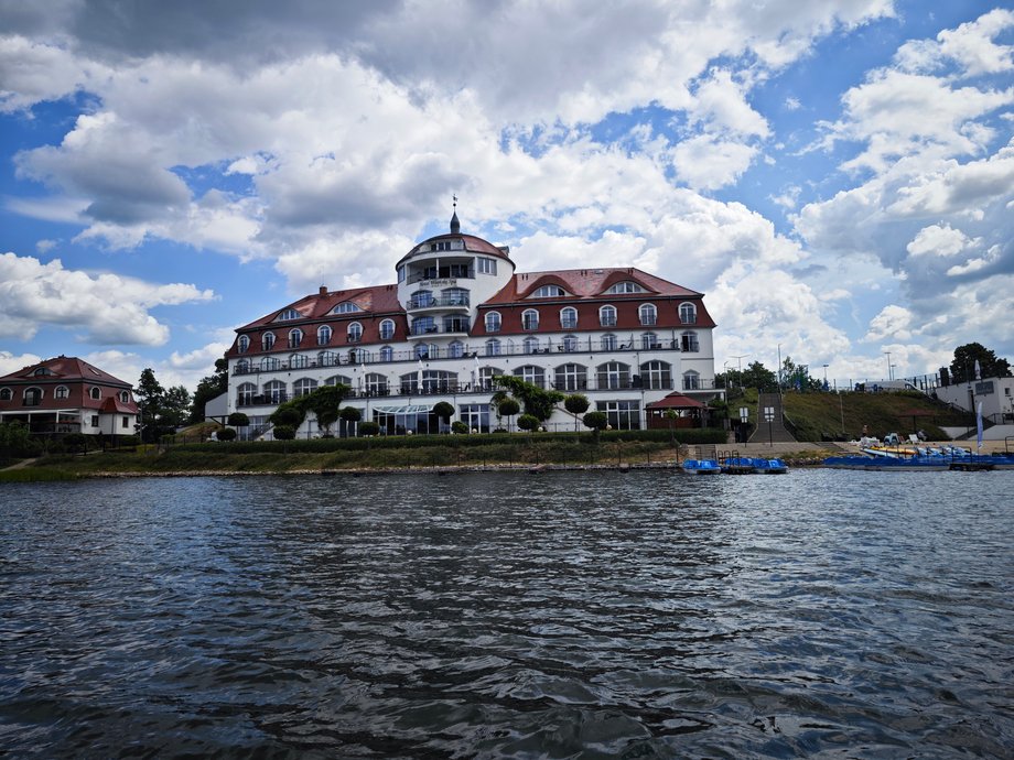 W miasteczku jest duży hotel, trochę apartamentów i kempingów