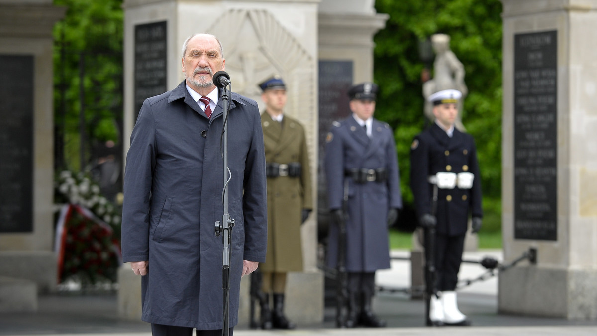 Posiedzenie sejmowej komisji obrony, która miała dziś zaopiniować wniosek o wotum nieufności wobec szefa MON, zostało odwołane. Ma się odbyć w trakcie następnego posiedzenia Sejmu, kiedy planowane jest rozpatrzenie przez Izbę wniosku PO. Wniosek o wotum nieufności wobec Macierewicza PO złożyła 21 kwietnia.