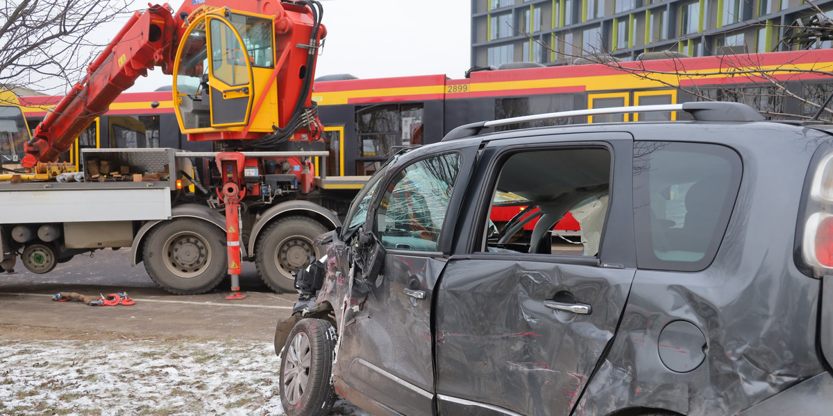 Auto zakleszczone między tramwajami.