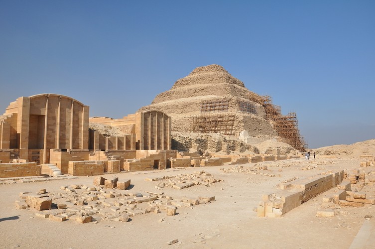 Piramida Schodkowa Dżosera – piramida schodkowa zbudowana w Sakkarze około 2650 p.n.e. Sama piramida ma wymiary podstawy 121,0 x 109,0 m oraz wysokość 62,5 m.