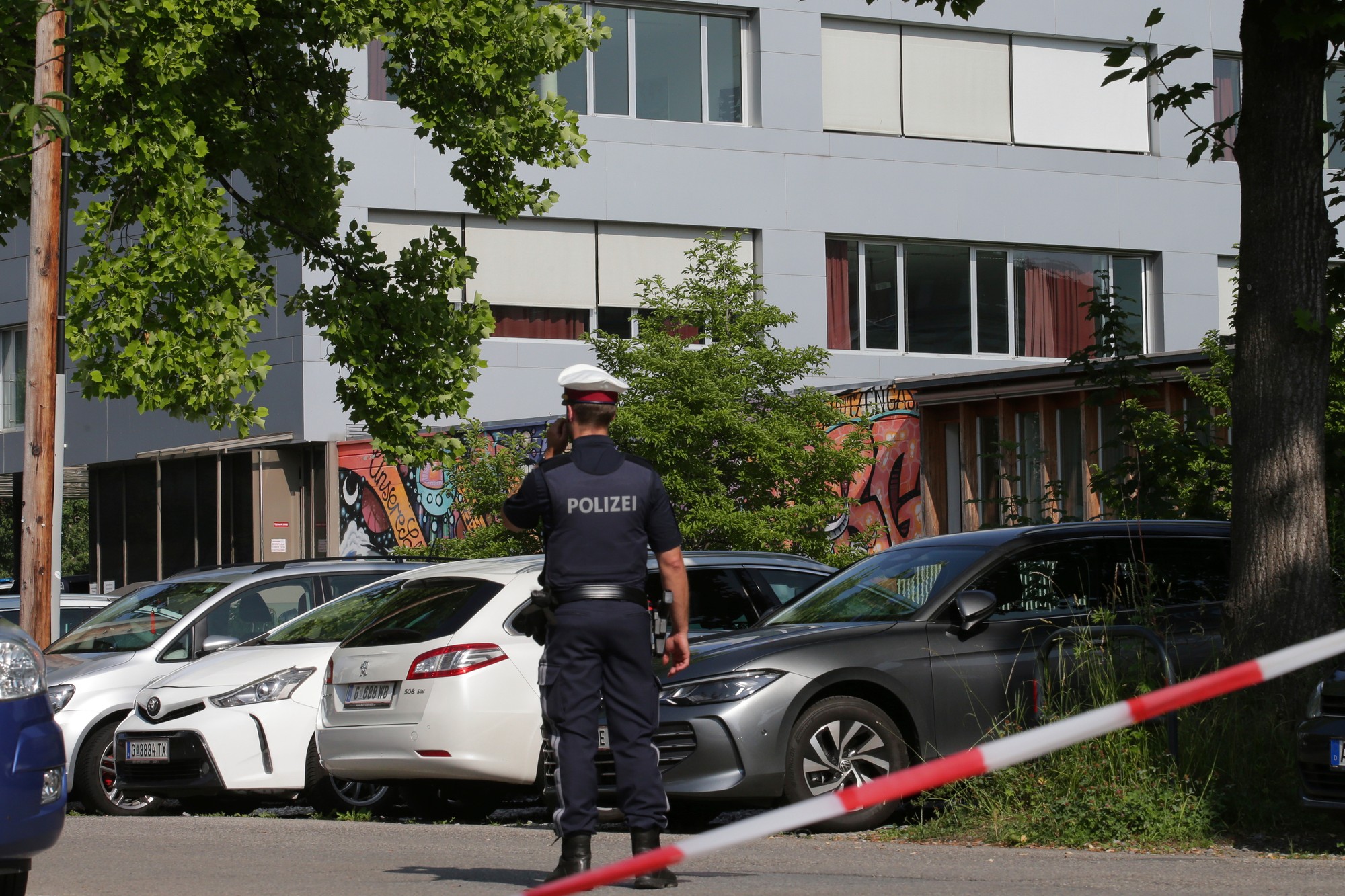 Rakúska polícia pri strednej škole v meste Graz