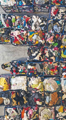 Moglibyśmy ubrać sześć pokoleń. Dlaczego firmy odzieżowe wciąż produkują w nadmiarze?