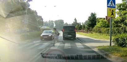 Odwieźli dziewczynkę do szkoły i wysadzili na pasach. Wtedy nadjechało rozpędzone auto...