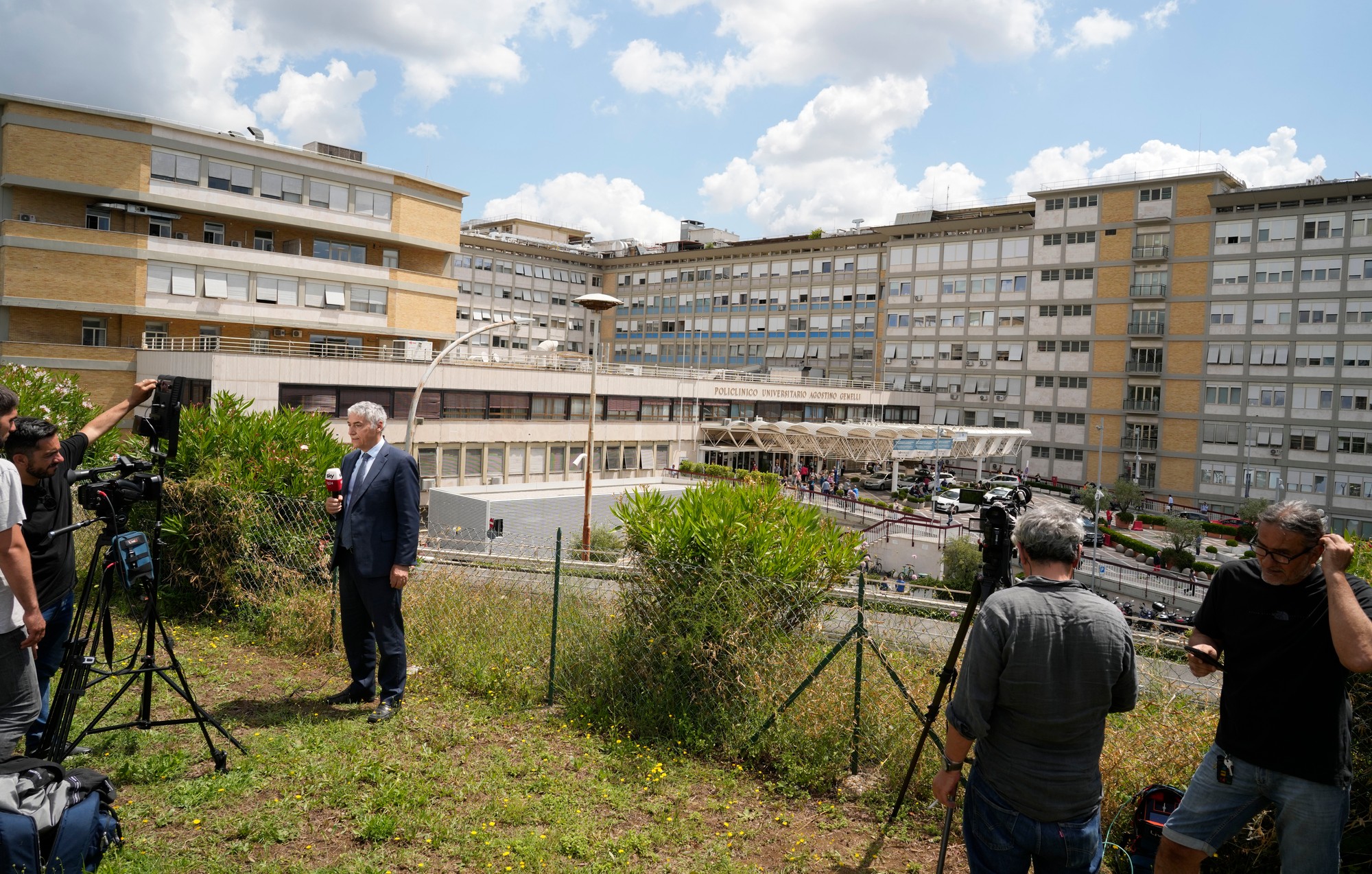 Pápež František v utorok odcestoval do nemocnice na vyšetrenia.