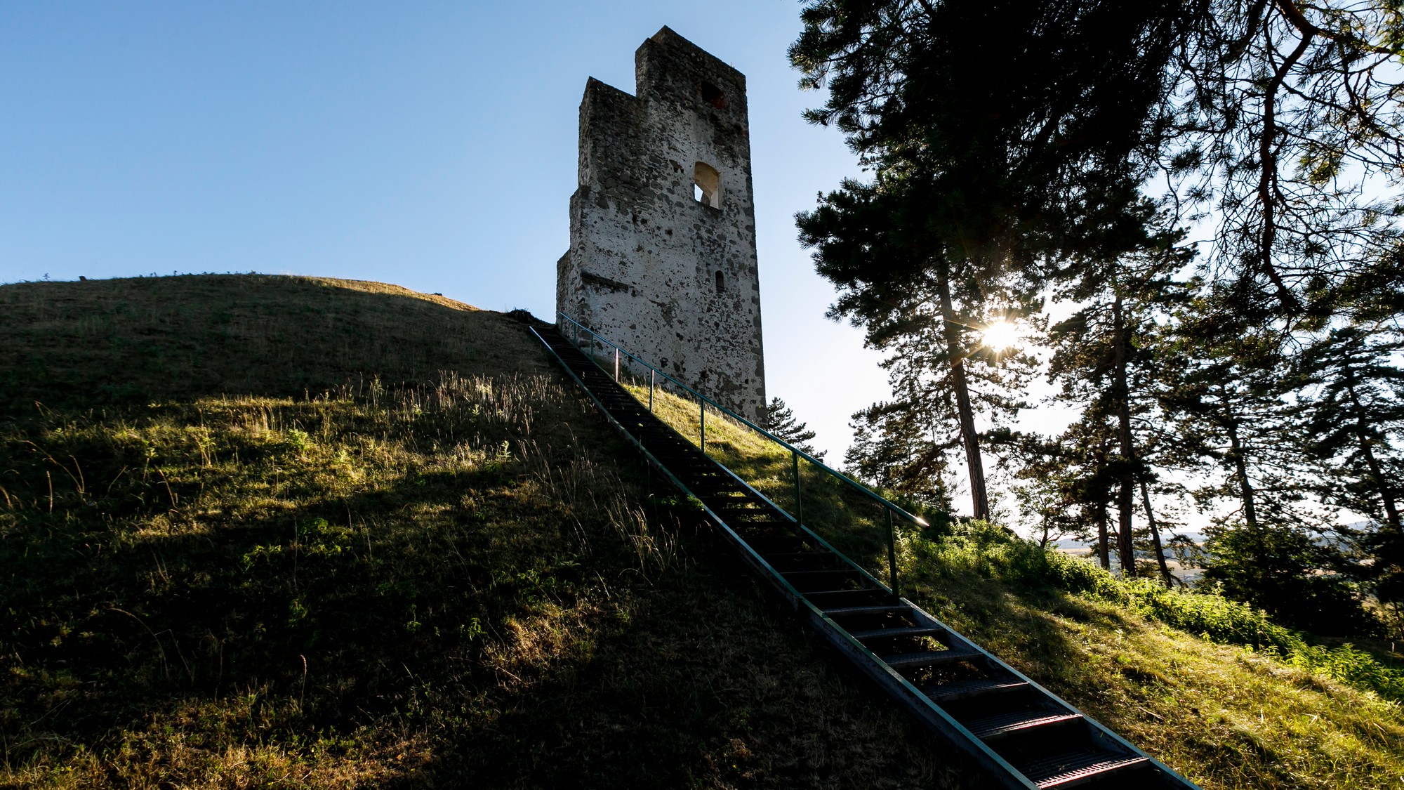 Hrad Dobrá Niva v obci Podzámčok neďaleko Zvolena
