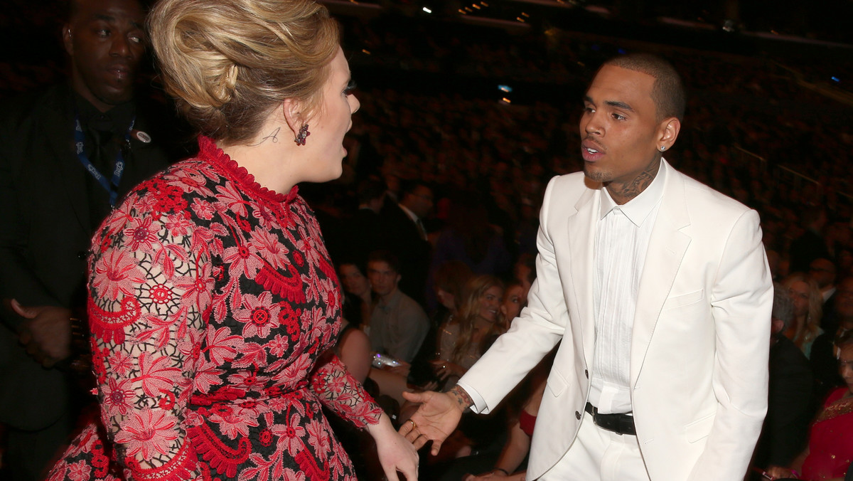 Chris Brown jest wdzięczny Adele, że ta wyjaśniła spekulacje dotyczące wspólnego zdjęcia dwójki na Grammy. Fotografia, którą zrobiono podczas gali, sugerowała, że piosenkarka krzyczy na Browna.