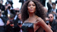 Az 53 éves Naomi Campbell elképesztően merész meztelenruhát vállalt be