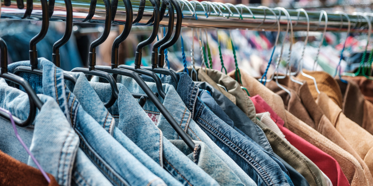 W Polsce mamy coraz mniej stacjonarnych sklepów z używaną odzieżą