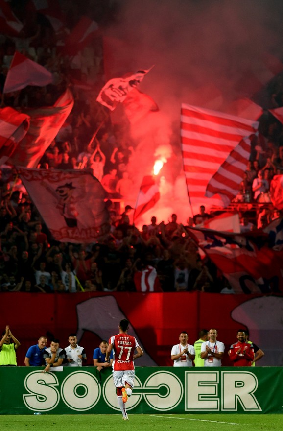 Marko Gobeljić pred severnom tribinom slavi gol za pobedu nad Čukaričkim