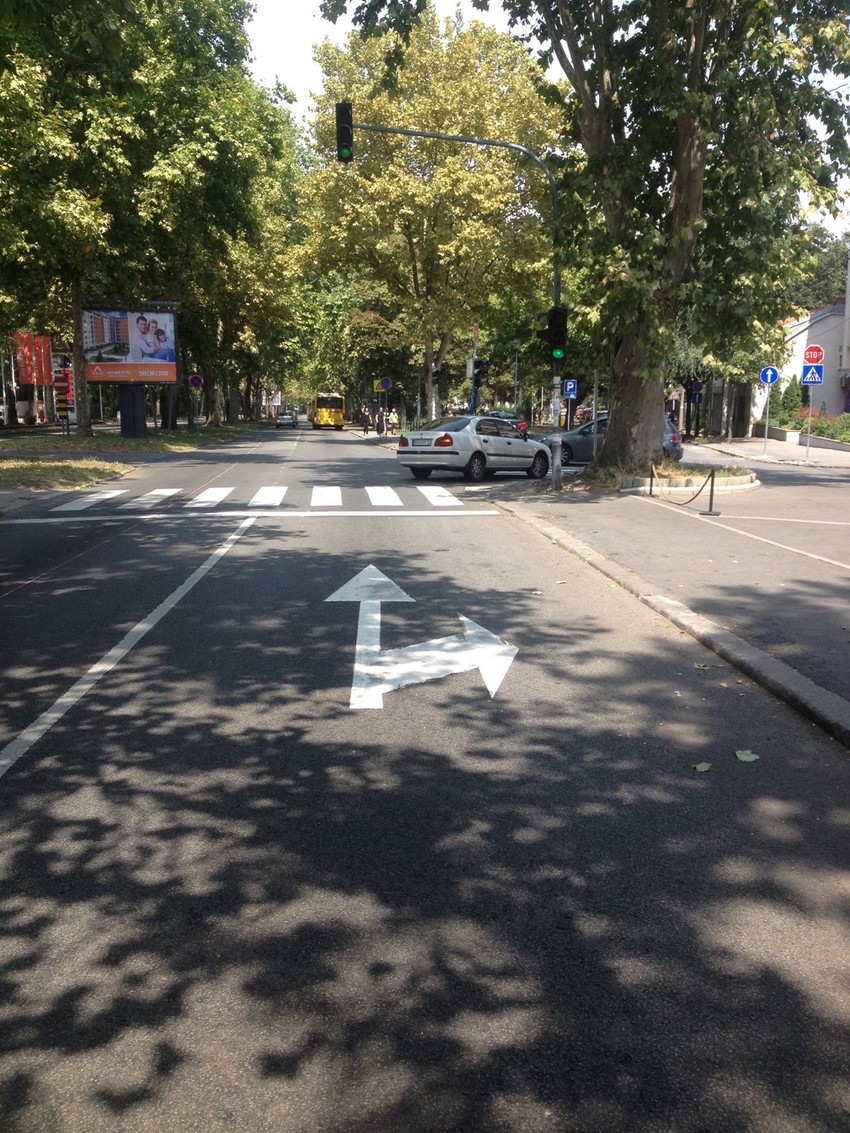 Znak za dozvoljeno skretanje desno iz Bulevara Oslobođenja u Ulicu Bose Milićević