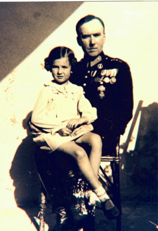 Nadkomisarz Piotr Jurczak j jego córka Hanna Gucwińska znana z programu telewizyjnego z Kamerą wśród zwierząt i z wrocławskiego zoo