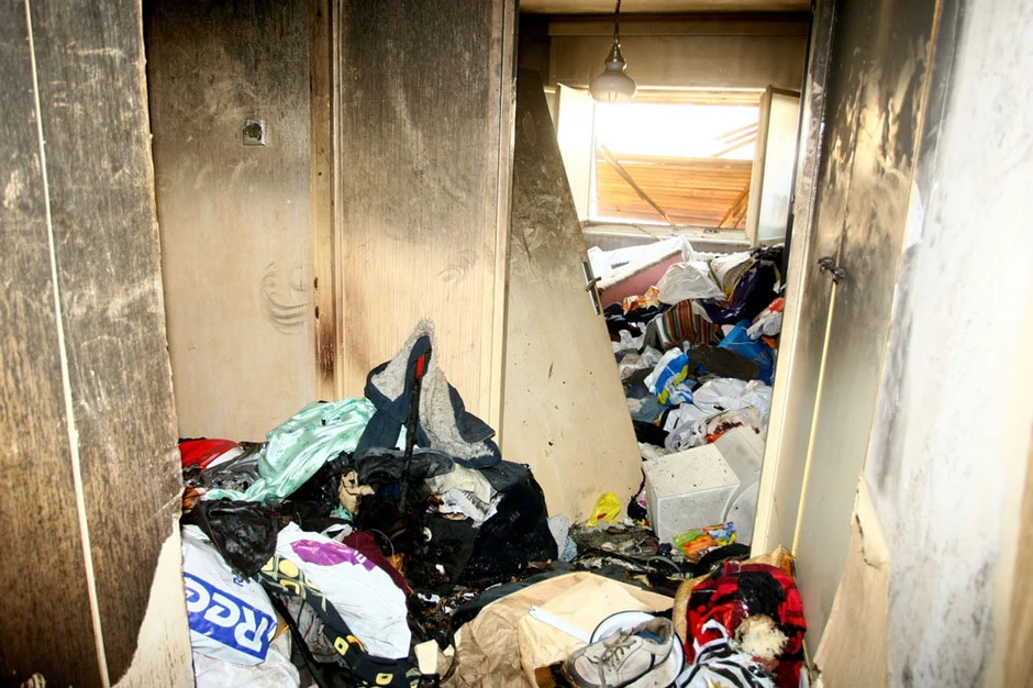U stanu prekrivenom smećem žive brat i sestra