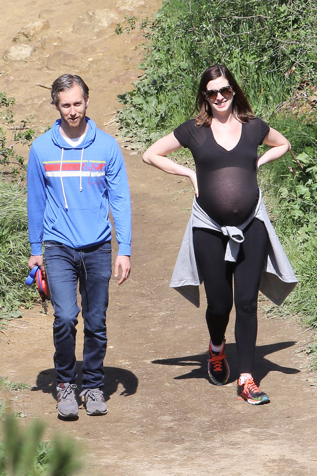 Anne Hathaway i Adam Shulman na spacerze