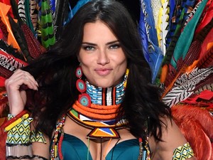 Adriana Lima bugyija olyan átlátszó volt, hogy fel se kellett volna vennie!