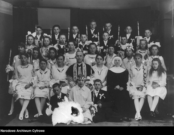 Dzieci polskich robotników z parafii Greifswald na Pomorzu Pruskim w dniu Pierwszej Komunii Świętej (1928 rok) - domena publiczna