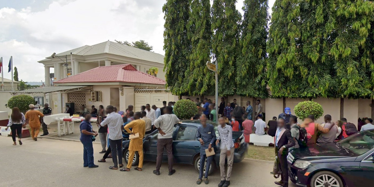 Tłum przed polską ambasadą w stolicy Nigerii.