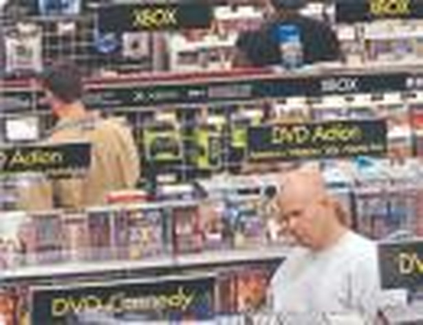 Sprzedaż DVD gwałtownie spadła w 2006 roku i cały czas maleje. To poważny cios w finanse filmowych wytwórni, które do tej pory mogły liczyć na dodatkowe 20 mld dol. rocznie Fot. Bloomberg
