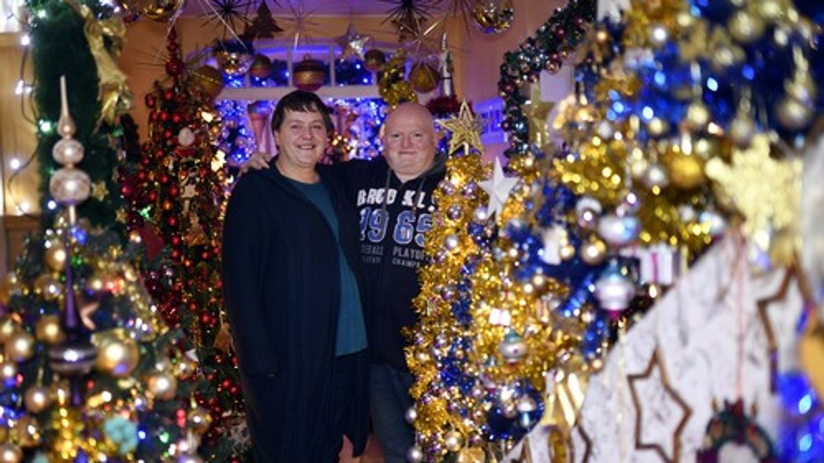 Suzana i suprug među jelkama