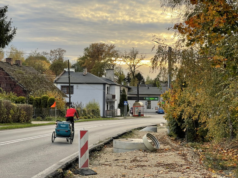 (Nie za duże) postępy na budowie ścieżki rowerowej - odcinek w Łące - 10.2022 · fot. pless.pl