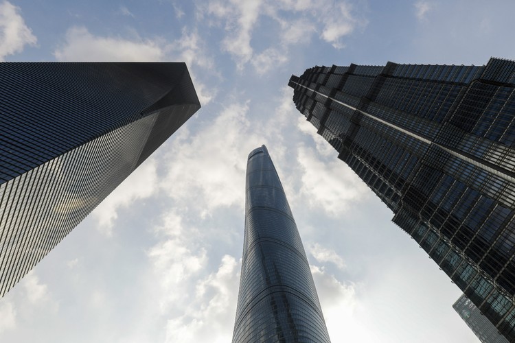 Zmieniające się nastawienie do rozwoju miast i kilka głośnych katastrof w Chinach sprawiło, że władze obawiają się projektów o tak dużej gęstości zaludnienia. W 2009 r. Centrum Kultury Telewizyjnej w Pekinie zapaliło się po tym, jak w budynek uderzyły fajerwerki podczas świętowania chińskiego Nowego Roku. W 2010 r. w wyniku pożaru bloku w Szanghaju zginęło 58 osób. Podczas Sylwestra w 2014 r. nad szanghajskim wybrzeżem rzeki Bund wybuchła panika, podczas której zadeptano 36 ofiar.  Wszystko to skłoniło do weryfikacji zasad bezpieczeństwa. Doświadczenia takie jak pożar Grenfell Tower w Londynie czy hotelu Address Downtown w Dubaju pokazują, jak trudno ewakuować ludzi z wieżowców.

Projekt Shanghai Tower został wyposażony w ogromne otwarte przestrzenie między szybą a wewnętrznymi ścianami, co stwarzało zagrożenie dla bezpieczeństwa – to potencjalne kanały dla ognia, który mógłby szybko objąć cały budynek. To właśnie pion powietrza był jednym z powodów, przez który ogień w Grenfell wydostał się spod kontroli. Wobec tego zagrożenia architekci w Szanghaju wprowadzili system śluz. Ewakuacja całego budynku miałaby zająć 2 godziny i 18 minut. Przy działających windach – godzinę i 48 minut.