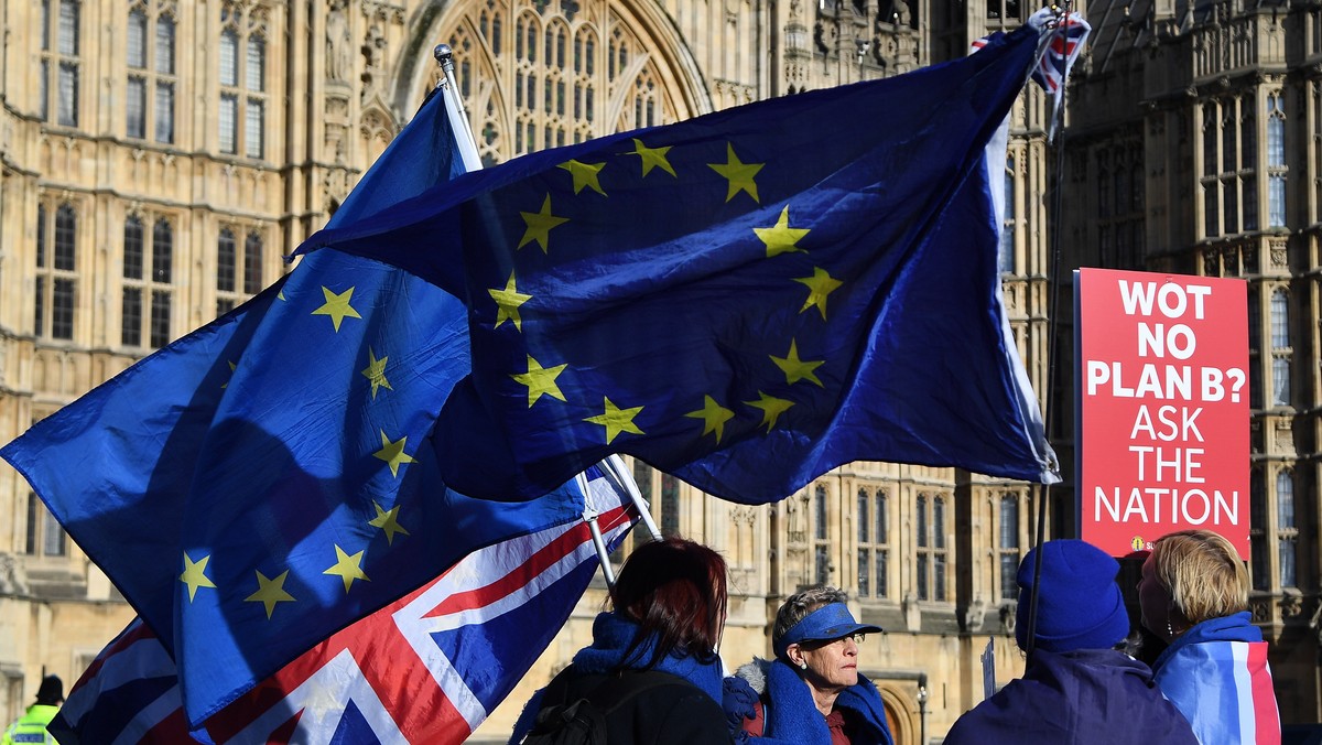 Jeśli ani rząd, ani parlament Wielkiej Brytanii nie zdołają znaleźć sposobu na przeprowadzenie uporządkowanego brexitu, konieczne będzie rozpisanie kolejnego referendum - ocenia "Financial Times", przedstawiając swoje stanowisko w toczącej się debacie.