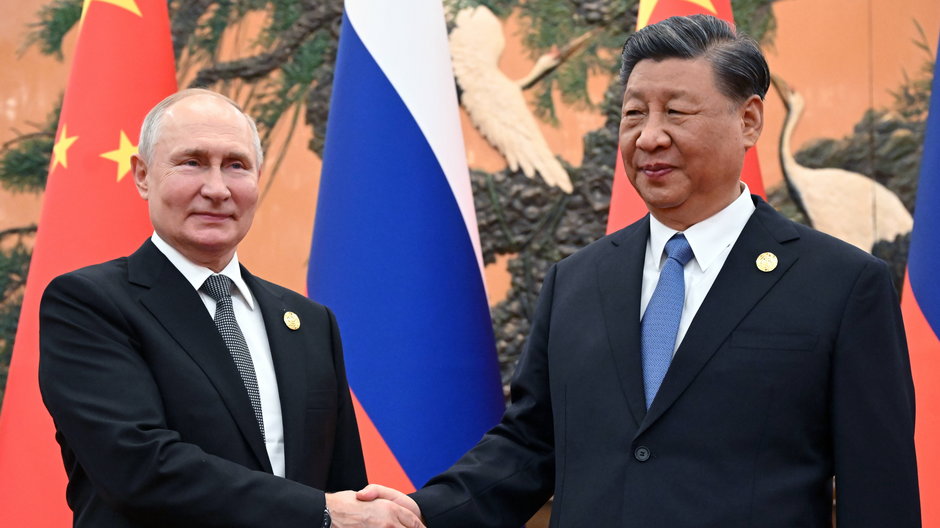 Prezydent Rosji Władimir Putin (po lewej) i przywódca Chin Xi Jinping podczas spotkania w Pekinie, 18 października 2023 r.