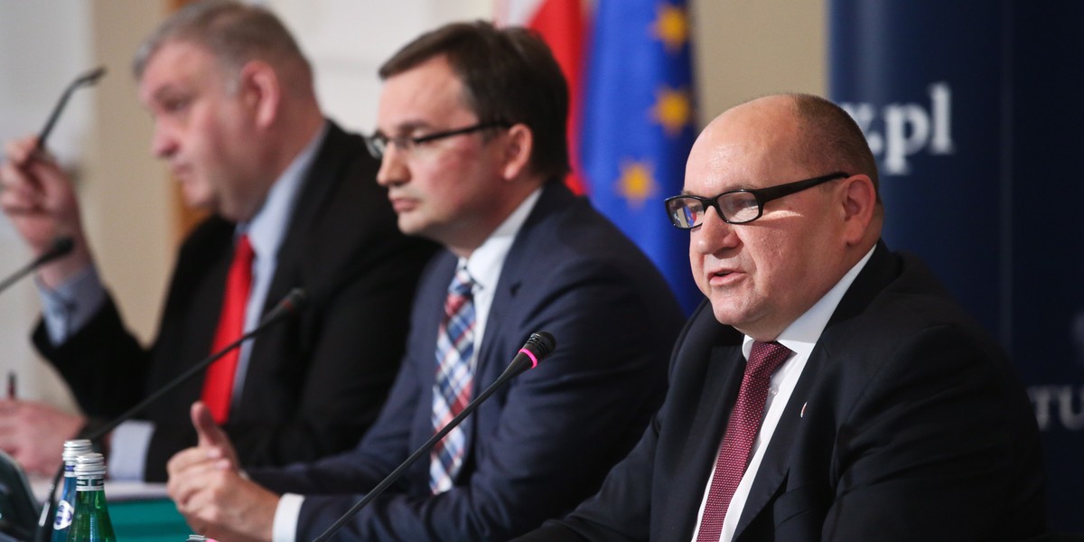 Od lewej  prokurator krajowy Bogdan Święczkowski, minister sprawiedliwości prokurator generalny Zbigniew Ziobro oraz prokurator regionalny w Warszawie Andrzej Szeliga