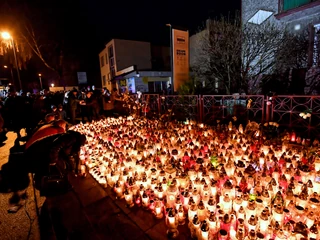 Kwiaty i znicze na miejscu tragedii w escape roomie w Koszalinie. 