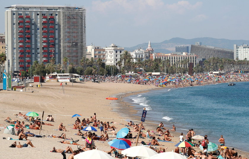 Ewakuacja plaży w Barcelonie. W morzu znaleziono bombę