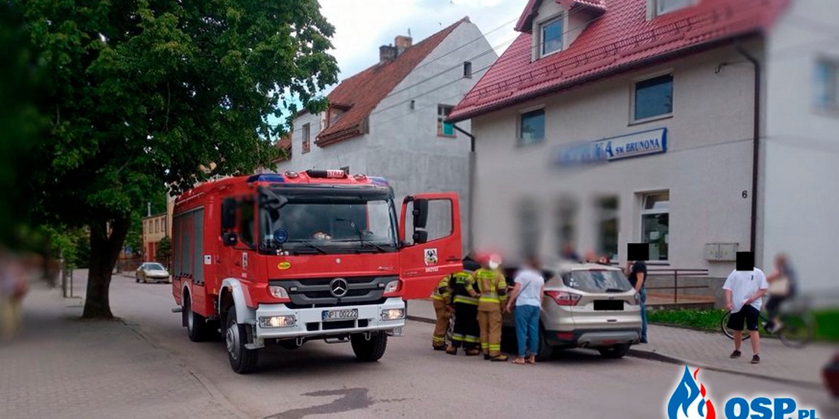 Turystka przypadkowo zatrzasnęła w aucie swoje 2-letnie dziecko wraz z kluczykami i dokumentami.