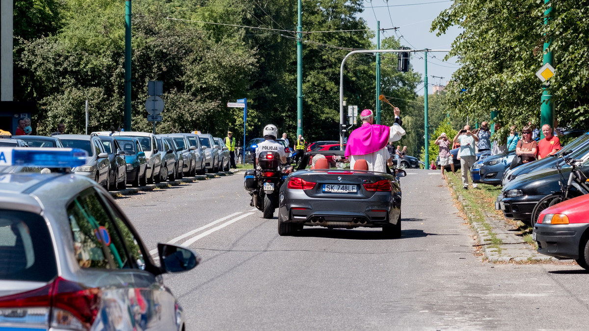 Tychy: biskup Szkudło poświęcił setki samochodów
