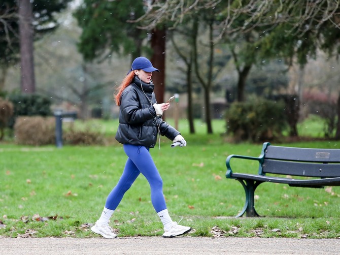 Istraživanje otkriva: Evo kako hodanje s mobilnim telefonom u ruci utiče na naše zdravlje