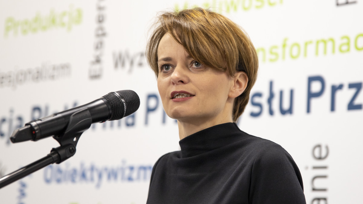 Wicepremier Jadwiga Emilewicz wyjaśnia wątpliwości dotyczące wprowadzenia potencjalnych modyfikacji w programie 500 plus. - Nie ma mowy o zamianie 500 plus na bon, nic takiego nie padło w mojej wypowiedzi - zapewniła minister rozwoju w rozmowie z "Super Expressem".