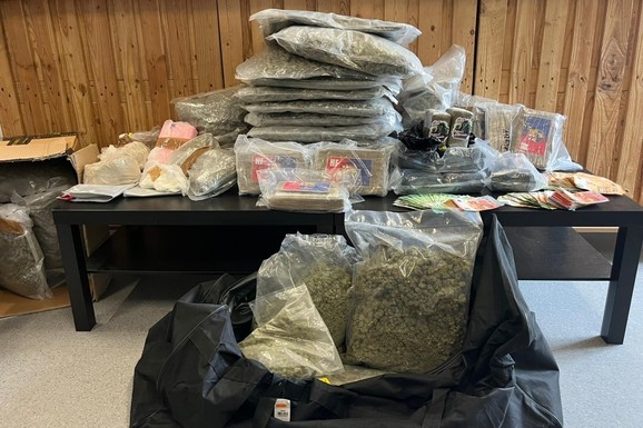 DRŽAVLJANI SRBIJE PALI U AUSTRIJI Velika akcija policija u Beču: Zaplenjena velika količina narkotika i novca, među uhapšenima i ŽENA (FOTO)