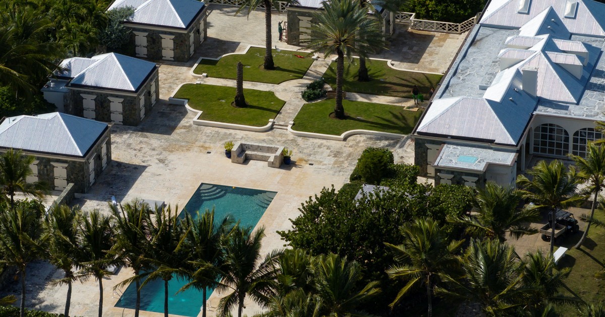 Miliarderzy lubią imprezy na Karaibach i dopytują się o "harem". Co wynika z akt Epsteina?