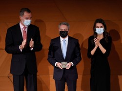 Monarchini to nie przystoi? Królowa Letycja w dużo odważniejszej niż zwykle stylizacji. FOTO