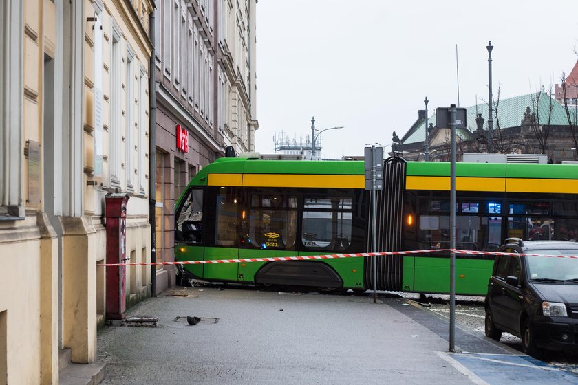 Tramwaj wbił się w sklep