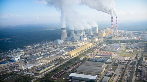 Na Elektrownię Bełchatów, największego emitenta dwutlenku węgla w Polsce, zapadł właśnie wyrok. Prezes PGE ogłosił stuprocentowe przejście na "zieloną" energię do 2050 roku. Patrząc na wielomiliardowe koszty opłat za prawo do emisji CO2, nie miał innego wyjścia.
