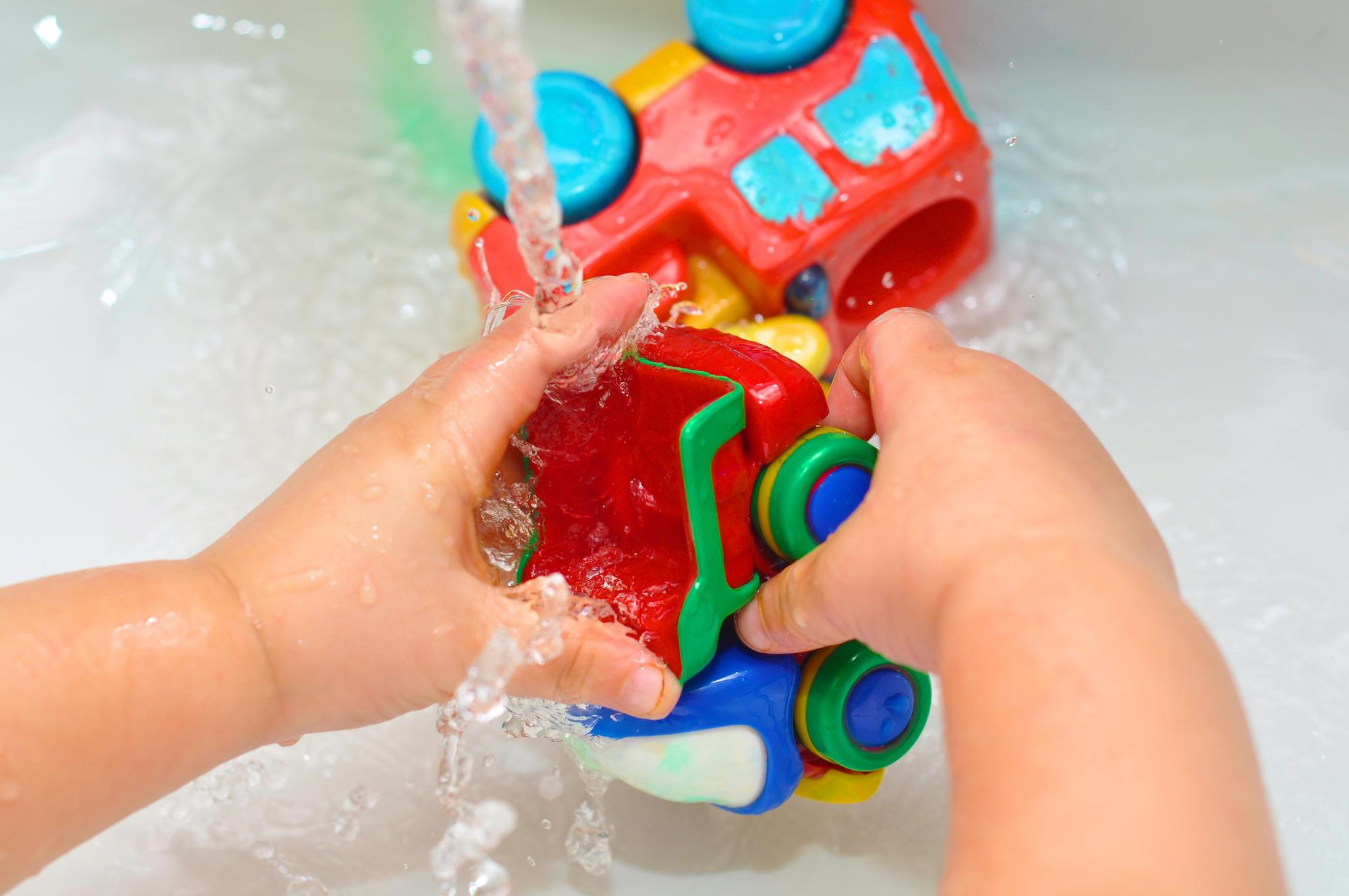 Ako čistiť detské hračky, a ktoré bezpečné čistiace prostriedky používať na  ich údržbu? | Najmama.sk