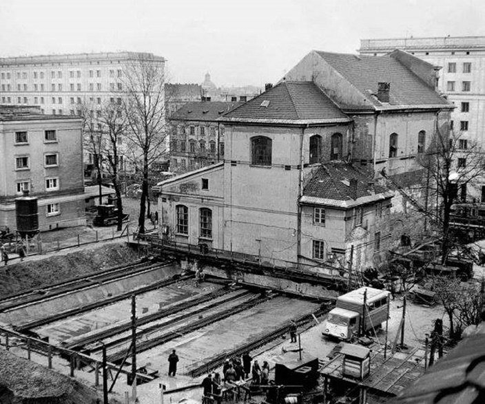 Przesunięcie kościoła Narodzenia NMP w Warszawie. 60 lat temu dokonano niezwykłej operacji.