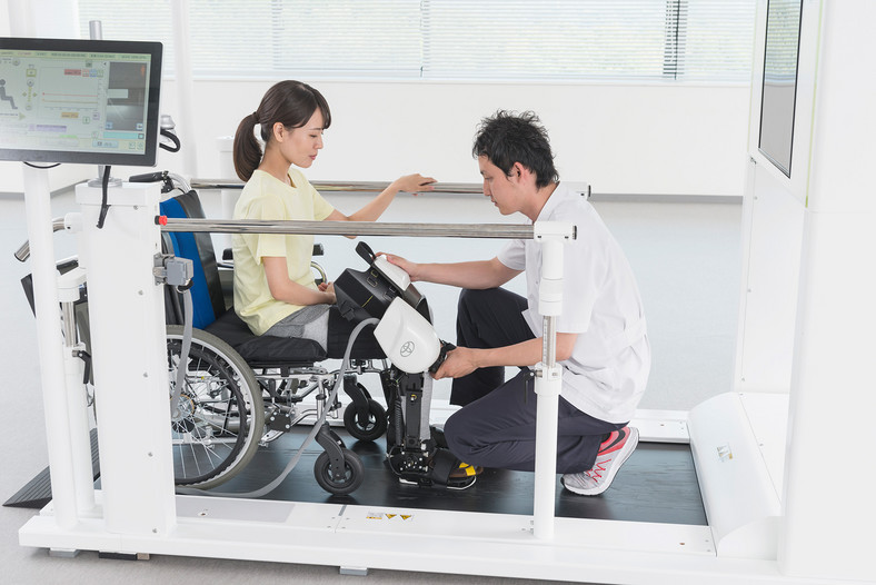 Toyota Welwalk WW-2000 - robot do rehabilitacji osób cierpiących na porażenie kończyn dolnych